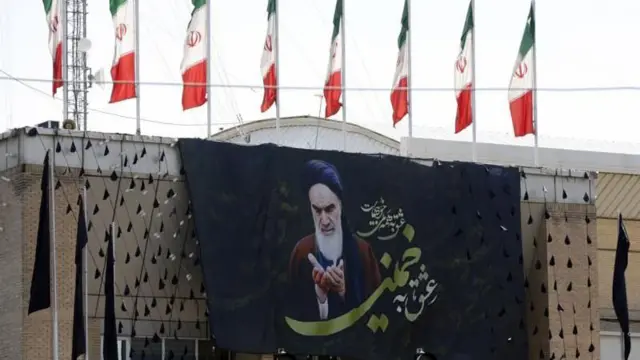 پوستری از آیت‌الله خمینی