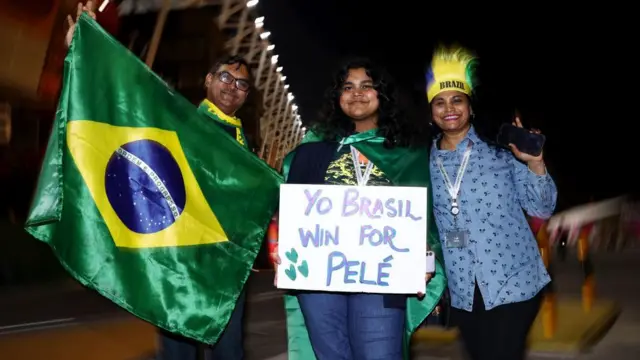 কাতার বিশ্বকাপে ব্রাজিল ভক্তরা পেলে স্মরণ করেন।