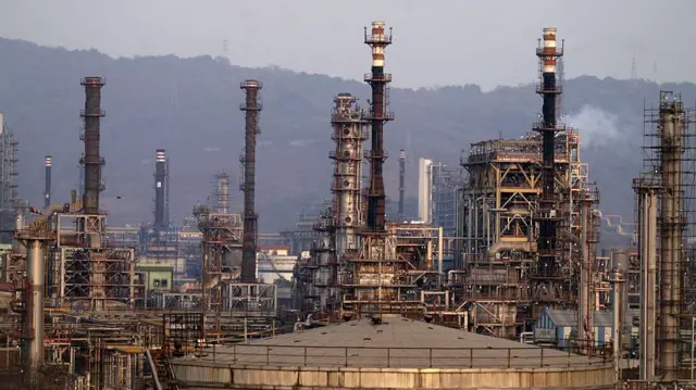 ভারতের একটা তেল শোধনাগারের ছবি