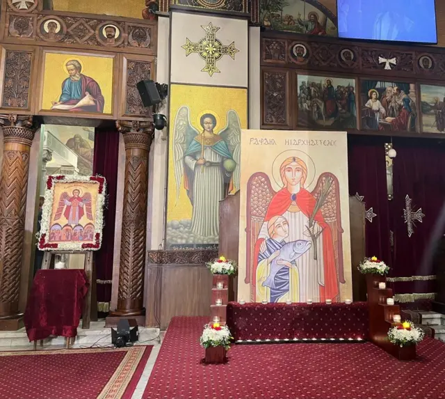 مجموعة من الأيقونات المختلفة بشخصياتها داخل كنيسة قبطية، تشمل الصليب، وصوراً مختلفة للسيد المسيح. 