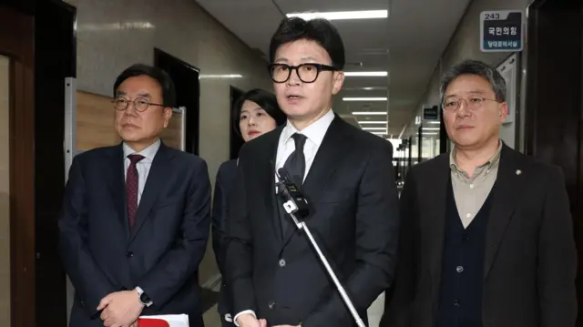 한동훈 국민의힘 대표가 7일 오전 서울 여의도 국회에서 윤석열 대통령의 담화와 관련한 취재진의 질문에 답하고 있다.