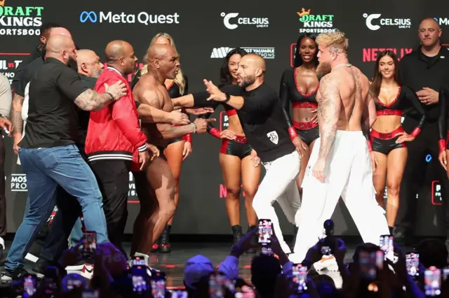 या सामन्यात पॉलनं माइक टायसनला नॉकआउट करण्याचा फारसा प्रयत्न केला नाही