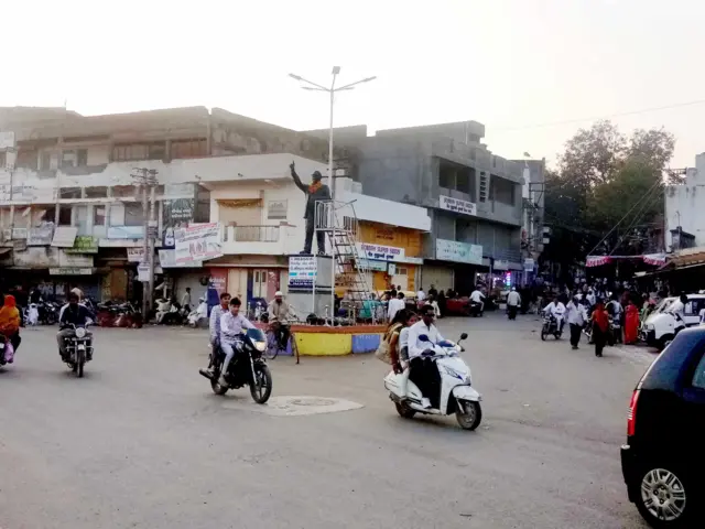 જસદણમાં બીજા લગ્ન મુદ્દે પિતા દ્વારા પુત્રની હત્યા કે બીજું કોઈ કારણ જવાબદાર, ગેરકાયદેસર હથિયાર ક્યાંથી ખરીદ્યું ? કેટલામાં ખરીદ્યું ? બીબીસી ગુજરાતી, બીબીસી ન્યૂઝ ગુજરાતી 