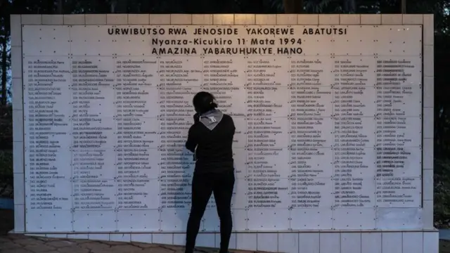 ኣብ ርእሰ ከተማ ሩዋንዳ ኪጋሊ ዝቖመ መዘከርታ ኣስማት ናይቶም ዝተቐተሉ ዜጋታት