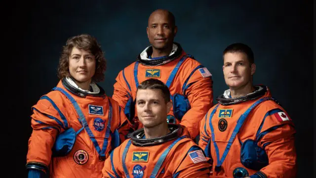 Koch, Glover (inyuma), Hansen na Wiseman (imbere) batangarijwe ku kigo Johnson Space Center