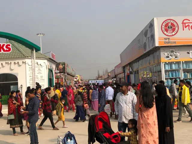 বাইরের খোলা জায়গায় বিভিন্ন কোম্পানি, প্রতিষ্ঠানের স্টল সাজানো হয়েছে।