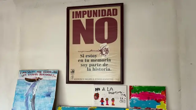 Diverses peintures et pancartes prises à l'intérieur du site commémoratif indiquaient « Pas d'impunité. Si je suis dans ta mémoire, je fais partie de l'histoire. » « S'il vous plaît, faites-leur savoir que nous les recherchons ! » et « Non à la discrimination ». 