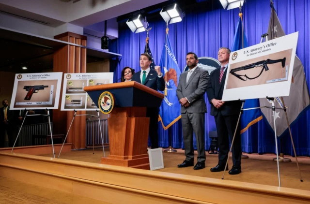 Se muestran imágenes de las armas transportadas por Cole Tomas Allen, el sospechoso del tiroteo ocurrido en Washington durante la cena anual de la Asociación de Corresponsales de la Casa Blanca, mientras la Fiscal de los Estados Unidos para el Distrito de Columbia, Jeanine Pirro, el Fiscal General Interino, Todd Blanche, el Director del Buró Federal de Investigaciones (FBI) de EE. UU., Kash Patel, y el Subdirector a cargo (ADIC) de la Oficina de Campo del FBI en Washington, Darren Cox, participan en una conferencia de prensa en el Departamento de Justicia de EE. UU. sobre el tiroteo, en Washington, D.C., EE. UU., el 27 de abril de 2026. REUTERS/Kylie Cooper