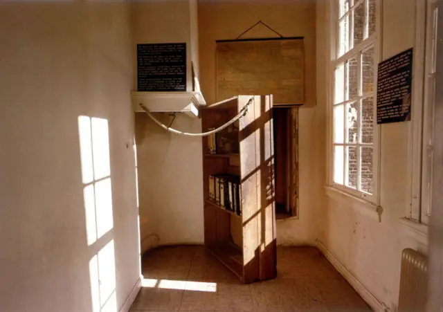 Imagen de la casa de Ana Frank, donde se ve un mueble que se desplazaba y ocultaba la entrada secreta.