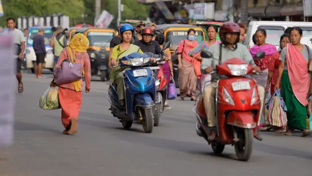 इम्फाल की सड़कों पर ट्रैफिक