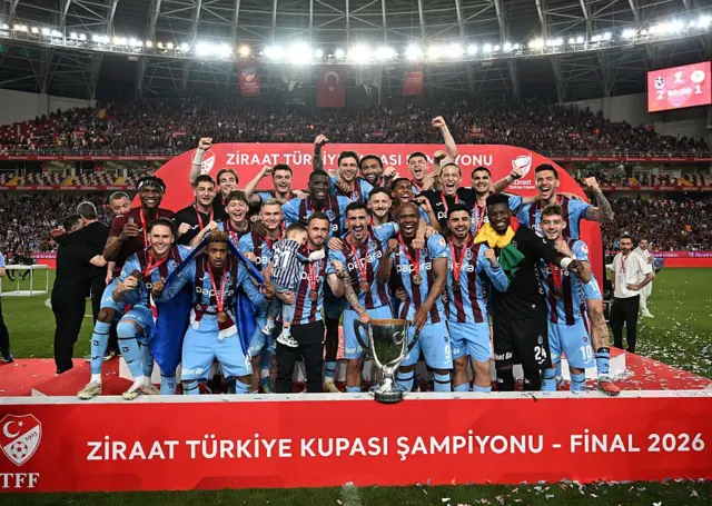 Trabzonsporlu oyuncular Türkiye Kupası'nı kaldırırken