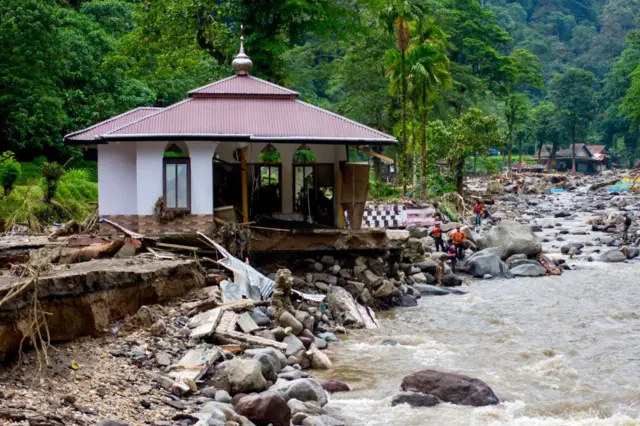 Sebuah masjid terkena hantaman banjir bandang Sungai Batang Anai di Padang Pariaman, Sumatra Barat, 15 Mei 2024.