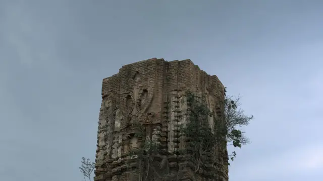 তখন কালো মেঘে চেয়েছে আকাশ, সামনে পারার ইট নির্মিত দেউল মন্দিরের চূড়া