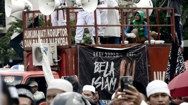 Pengunjuk rasa yang terdiri dari PA 212 turun ke jalan setelah salat Jumat di Jakarta pada 28 April 2017, untuk memprotes Gubernur Jakarta Basuki Tjahaja Purnama, yang diadili karena penodaan agama.