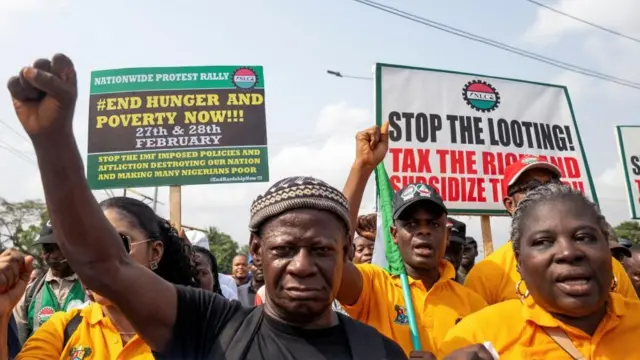 Le Nigeria Labour Congress (NLC) manifeste contre le coût élevé de la vie et les souffrances massives causées par la hausse du prix de l'essence et la dévaluation du Naira à Lagos, Nigeria, le 27 février 2024.