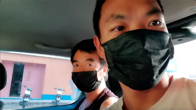 อา หลง (ซ้าย) เดินทางกับหยาง ซิน ตั้งแต่พบกันที่บาฮามาส