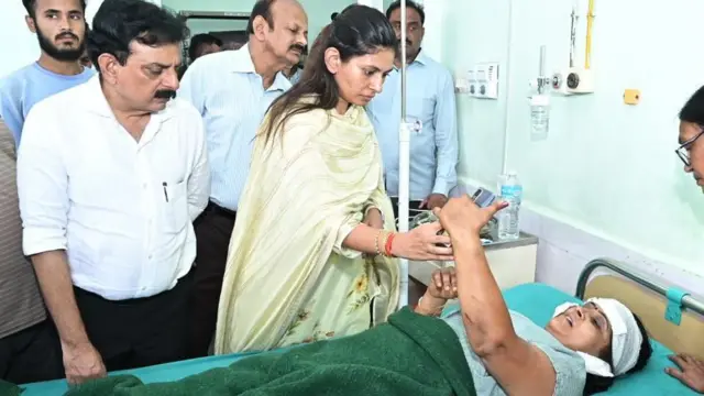 भारतको युवा मामिला तथा खेलकुद राज्यमन्त्री रक्षा निखिल खड्से तनहुँ बस दुर्घटनाका घाइतेको स्वास्थ्य अवस्था बुझ्दै 