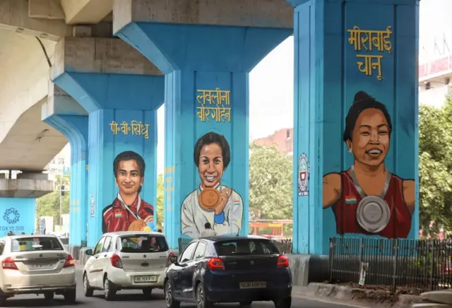 दिल्ली में पुल के खंभों पर बनी खिलाड़ियों की तस्वीर.