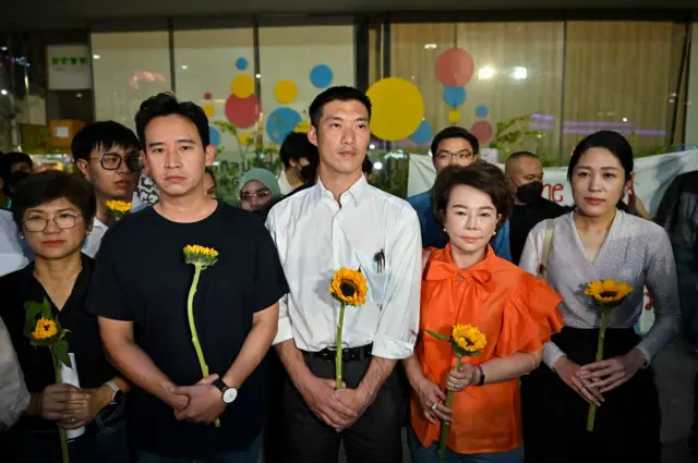 ยืนหยุดขัง