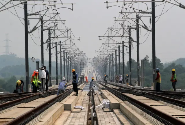 Pekerja menyelesaikan pembangunan stasiun Kereta Cepat Jakarta-Bandung (KCJB) di depo kereta Tegalluar di Bandung, pada 16 Mei 2023.