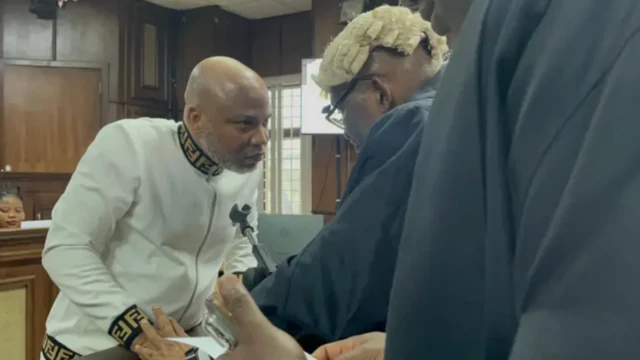 Nnamdi Kanu dey discuss with im lead counsel, Kanu Agabi, shortly before court proceedings begin on 28 May, 2025.
