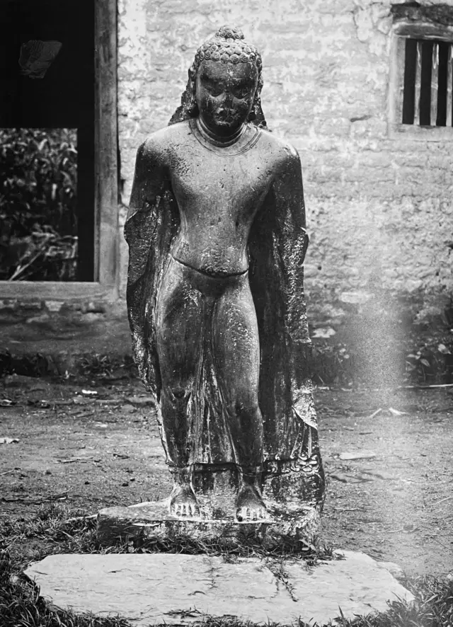 उभिइरहेको बुद्धको प्राचीन मूर्ति