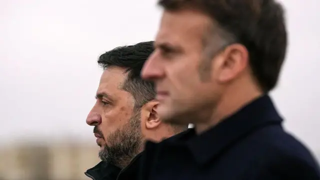 Володимир Зеленський та Еманюель Макрон слухають гімни своїх країн на військовій авіабазі у Франції, листопад 2025 року