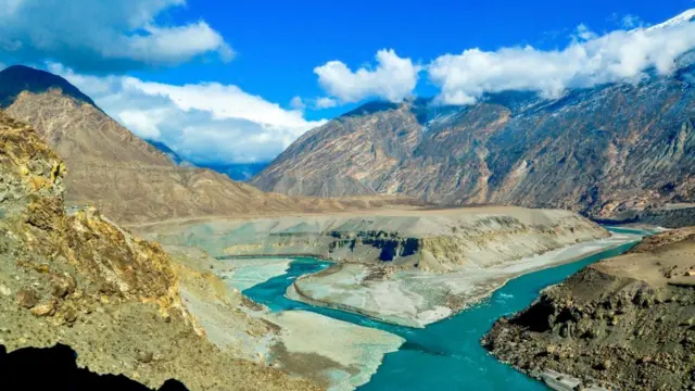 يتدفق نهر السند عبر أجزاء من الهند وباكستان.
