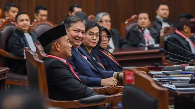 Menko PMK Muhadjir Effendy (kiri), Menko Perekonomian Airlangga Hartarto (kedua kiri), Menteri Keuangan Sri Mulyani (kedua kanan), Menteri Sosial Tri Rismaharini (kanan) bersiap mengikuti sidang lanjutan sengketa hasil Pilpres 2024 di Mahkamah Konstitusi, Jakarta, Jumat (5/4/2024)