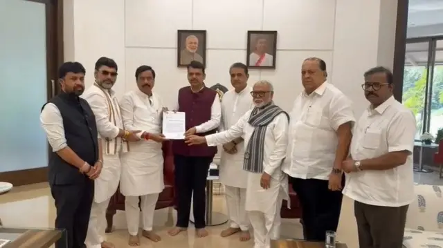 राष्ट्रवादी काँग्रेसच्या शिष्टमंडळाकडून मुख्यमंत्री देवेंद्र फडणवीस यांना ठरावाचं पत्र दिलं गेलं