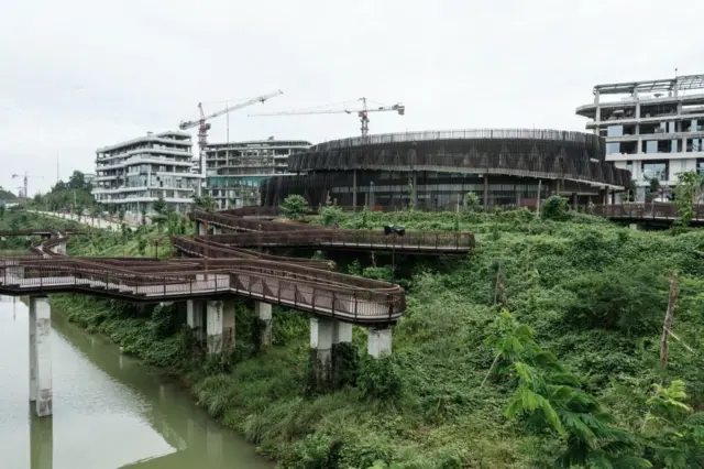 Senderos y zonas verdes en la nueva ciudad de Nusantara