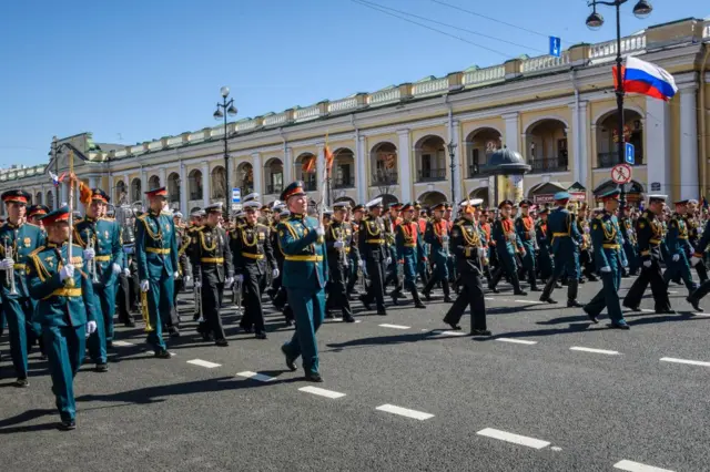 সেন্ট পিটারর্সবার্গে রুশ সামরিক ব্যান্ডের কুচকাওয়াজ