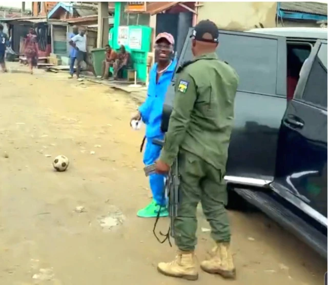 Ọlọ́pàá tó ń ṣí ilẹ̀kùn ọkọ̀ fún olórin, Spyro