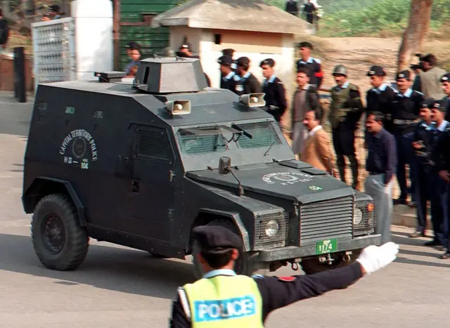 7 دسمبر 1999 کو سپریم کورٹ میں پیشی کے بعد ایک بکتر بند گاڑی میں نواز شریف کو واپس لے جایا جا رہا ہے۔