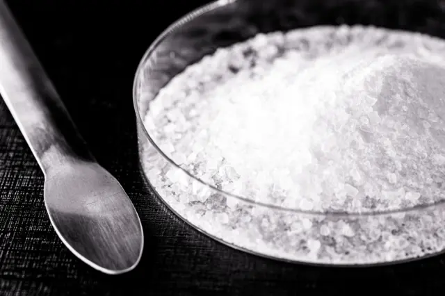 โพแทสเซียมไซยาไนด์ (Potassium Cyanide) มีลักษณะเป็นเกล็ดของแข็งผลึกสีขาว มีกลิ่นจาง ๆ คล้ายอัลมอนด์ สามารถละลายน้ำได้ดีและไม่มีสี 