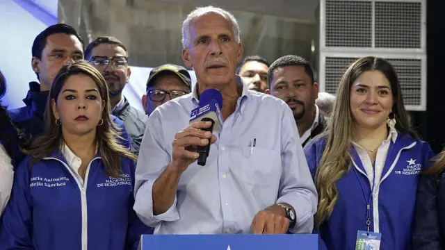 El candidato presidencial hondureño del Partido Nacional, Nasry Asfura, pronuncia un discurso mientras espera los resultados de las elecciones presidenciales en Tegucigalpa el 30 de noviembre de 2025.