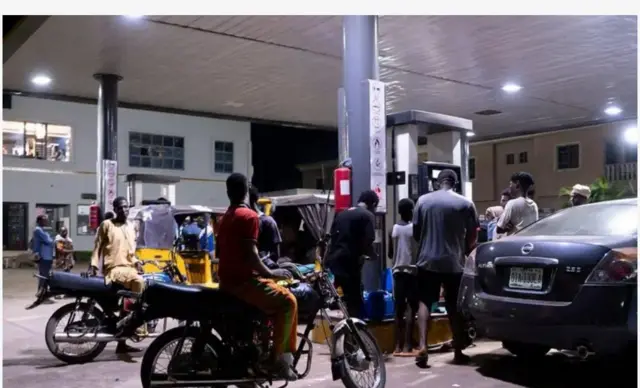 Awon eeyan ti won n ra epo nile epo kan, onimọto, onikẹkẹ Marwa , ọlọkada atawọn to gbe kẹẹgi wa