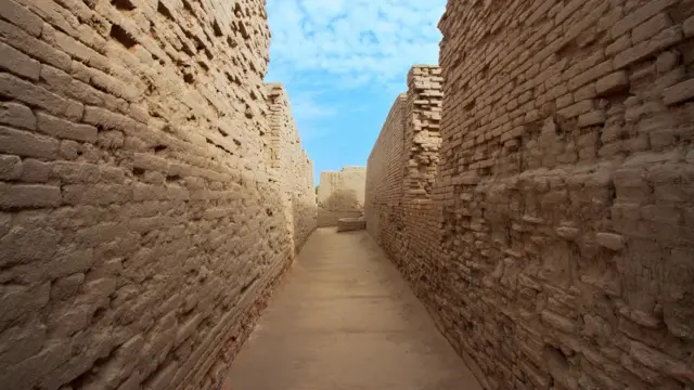 Banyak rumah setinggi dua lantai, dengan dinding tebal dan langit-langit tinggi agar ruangan tetap sejuk di bulan-bulan musim panas