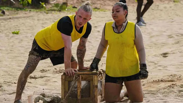 ગો હાર્ડ ઑર ગો હૉમમાં નાઇલને કૅરીના મેન્ટર બનાવાયા હતા