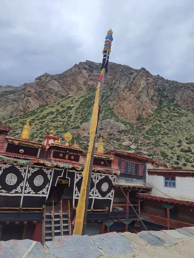 तिलगाउँमा अवस्थित गुम्बा र त्यहाँ रहेको पहेलोँ रङ्गको ध्वजा