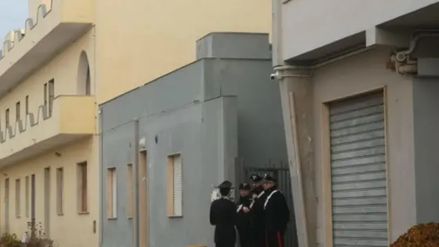 माटेओच्या अड्ड्यासमोर सुरक्षा रक्षक