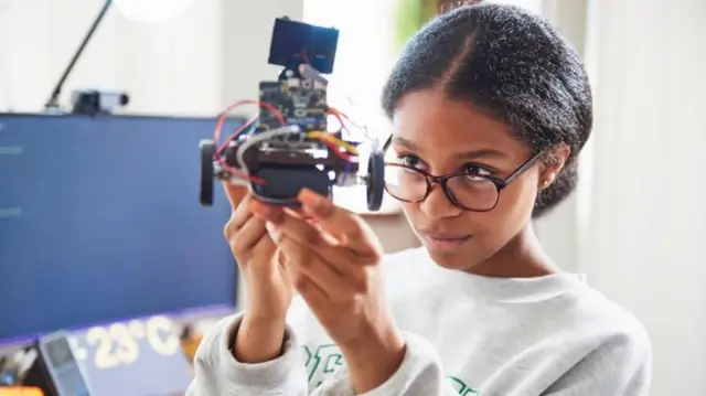 નોકરીઓ, કૌશલ્ય, ટૅક્નોલૉજી, પ્રોફેશનલ્સ, માનવશ્રમ, બીબીસી ગુજરાતી