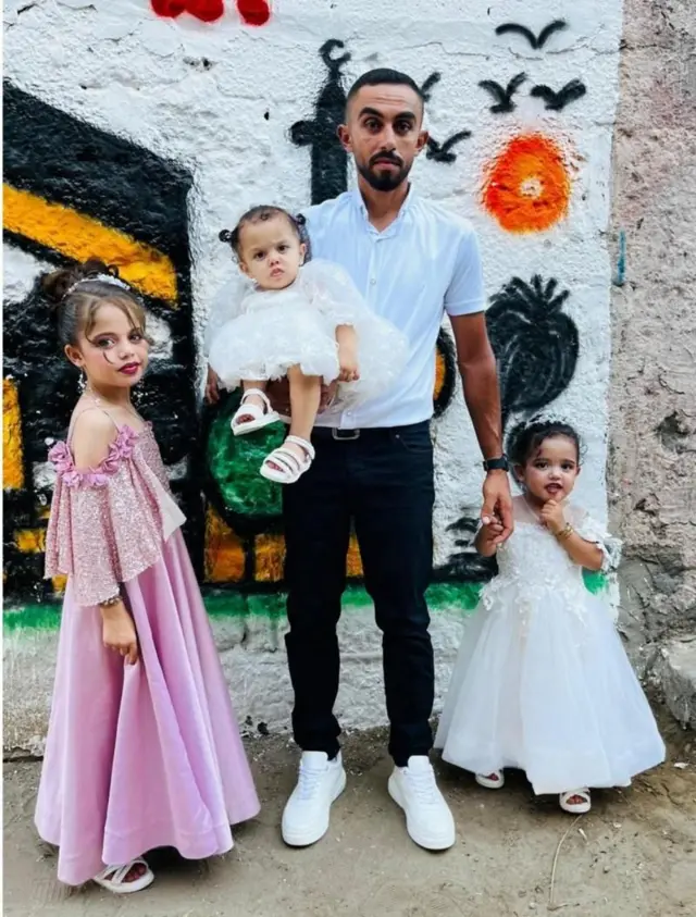 Ahmad avec ses trois filles, Tala, Lana et Najla