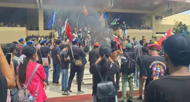 Mahasiswa menggelar aksi demonstrasi di depan Gedung DPRD di Kota Kupang untuk menolak UU TNI, pada Senin (24/03).