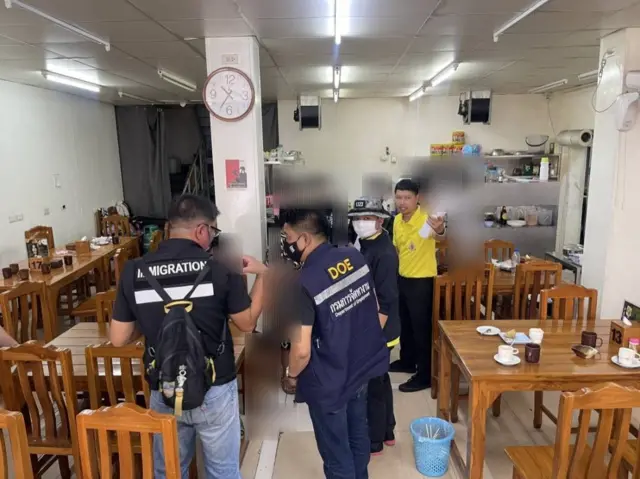 မြန်မာနာမည်နဲ့ လက်ဖက်ရည်ဆိုင်ကို ဝင်ရောက်စစ်ဆေးခဲ့ပြီး ထိုင်းလုပ်ငန်းရှင်နဲ့ အထောက်အထားမရှိတဲ့ မြန်မာအလုပ်သမားနှစ်ယောက် အဖမ်းခံခဲ့ရပါတယ်။