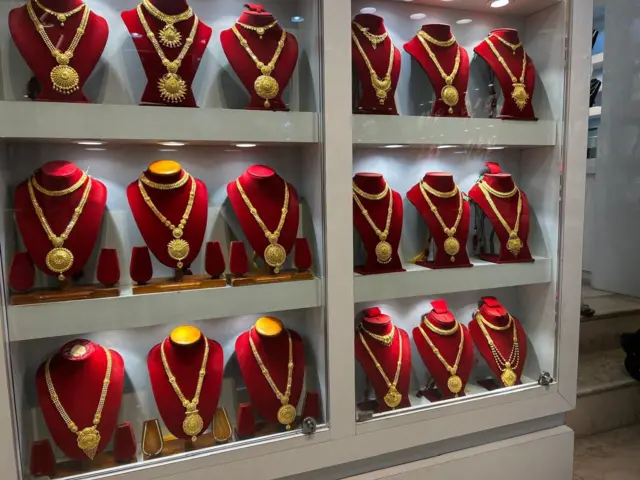 बिक्रीका लागि राखिएका सुनका गहना