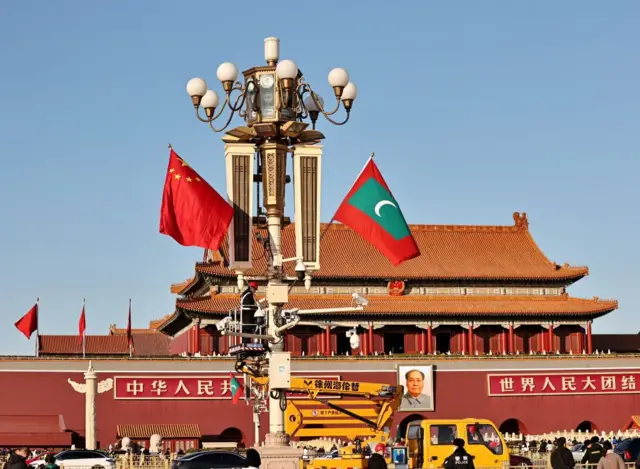 জানুয়ারিতে প্রেসিডেন্ট মুইজ-এর চীন সফরের সময় তিয়েন আন মেন স্কোয়ারে দুই দেশের পতাকা