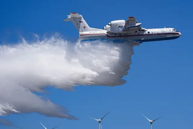 3 Temmuz'da Çeşme'deki yangın söndürme çalışmalarında yer alan bir uçak, havadan yere su bırakıyor. 