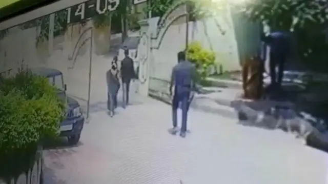 ప్రణయ్, అమృత వెనుక వెళ్తున్న దుండగుడు 