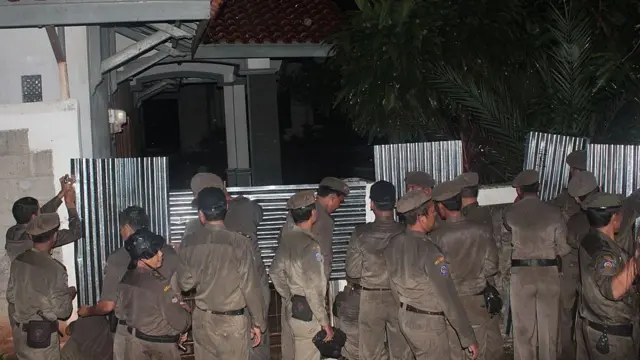 Personil keamanan pemerintah setempat menutup pintu masuk masjid sekte minoritas Muslim Ahmadiyah di Kabupaten Bekasi pada tanggal 4 April 2013.